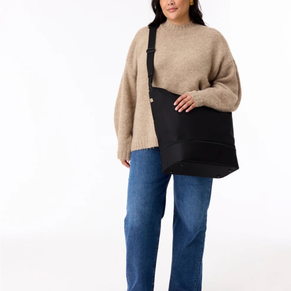 BEIS Sleek Black Crossbody Bag - Picture 4 of 13